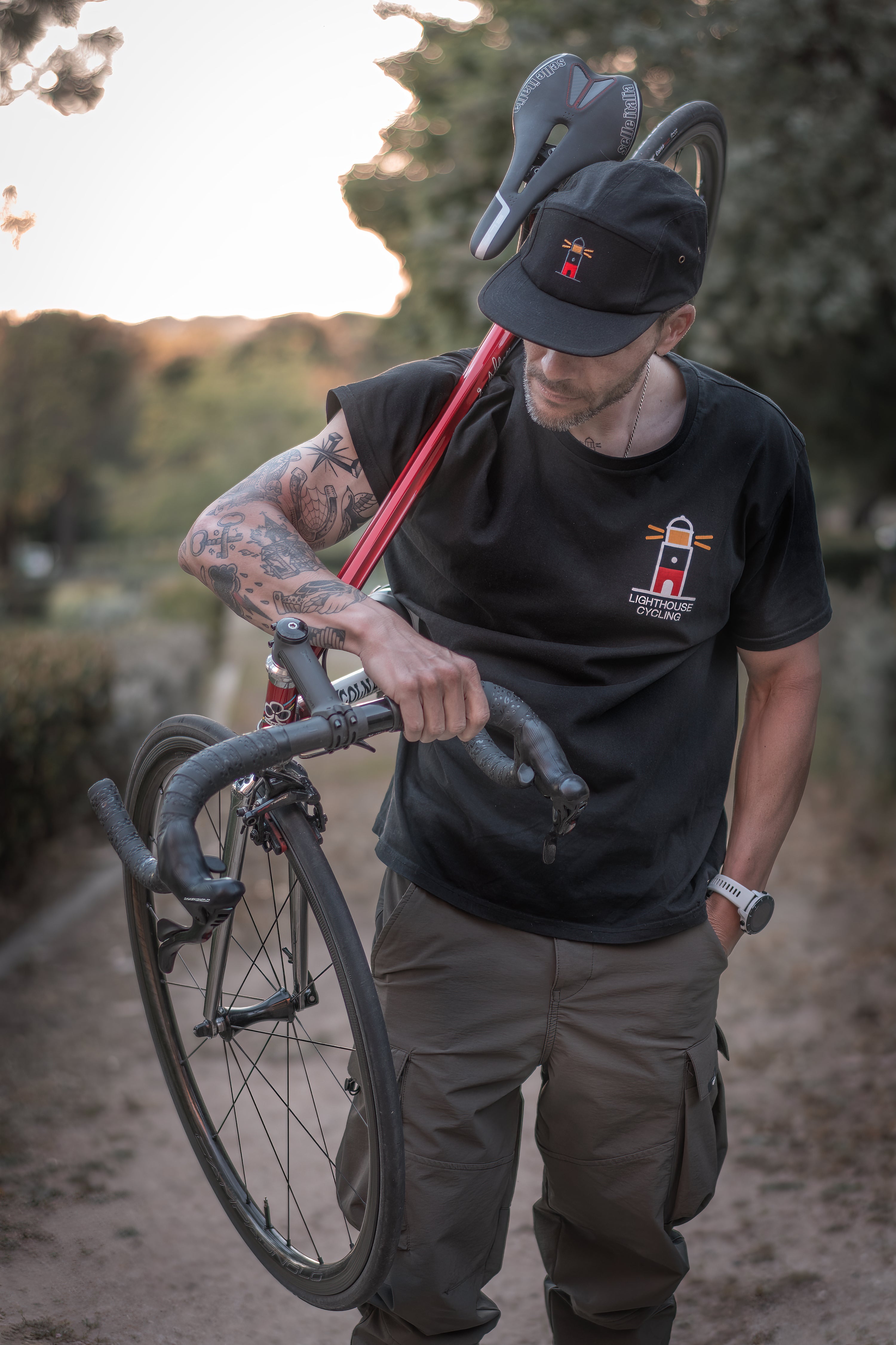 Camiseta y gorra lighthouse cycling - ropa casual para ciclistas